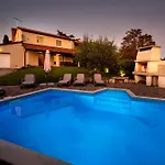 Nina With Private Pool Near Tatil Evi