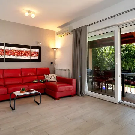 Nina With Private Pool Near Poreč