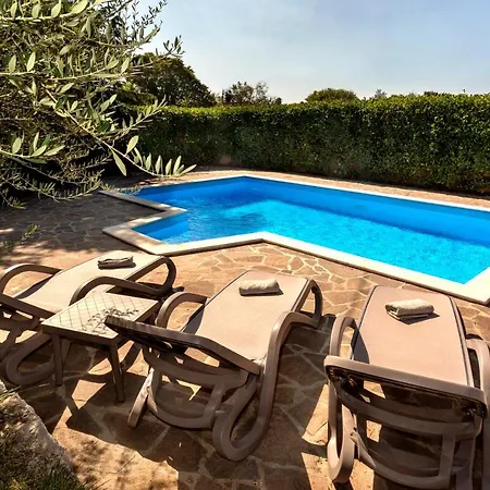 Nina With Private Pool Near Сasa de vacaciones