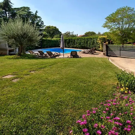Σπίτι διακοπών Nina With Private Pool Near