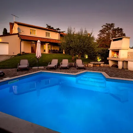 Nina With Private Pool Near Vakantiehuis